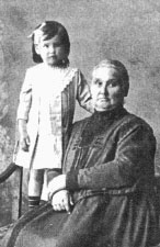 Александра Ефимовна Ночвина, урожд. Лодыжникова, с внучкой Милей Скачковой. 1914-1915 гг.