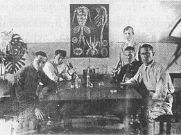 Копылова-Дюкова Мария Семеновна с кружком учеников-биологов. Школа II ступени (бывшее</br>Волковское училище). 1926 год.
