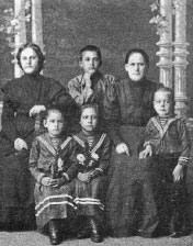 Семья без кормильца. Любовь Степановна Иовлева с детьми — Анной, Сергеем, Александрой, Зоей и Николаем (моим отцом), 1913 год.