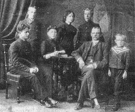 Семья В. И. Диева с супругой и детьми, 1913 г.