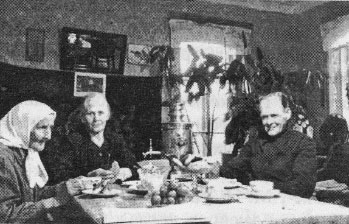 У Марковых — гостья, Елизавета Ивановна Соколова (слева). Рядом — Мария Алексеевна Коренева, сестра хозяина, жившая здесь после пожара своего дома, и сам Александр Алексеевич. Начало 1950-х гг.