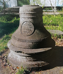 Памятник-колокол на могиле И.Г. Шишкина на Воскресенском кладбище. (2016 г.)