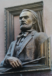 Памятник Ф.А. Бронникову (горельеф) на углу здания художественной школы по ул. Степана Разина, 27а.