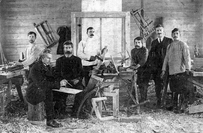 Павел Алексеевич Павлов в своей мастерской (3-й слева). Снимок 1905-1915 гг., г. Шадринск.