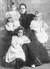 Серафима Николаевна Ночвина с крестницами. У её ног Нина Ночвина. 1903 год.