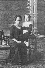 Юкляевских, урожд. Сурикова, Анисья Лукинична с дочкой Надей. Около 1910 г.