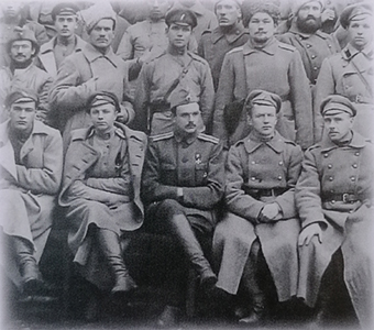 Куренков Александр Александрович (1892—1971) (сидит в центре) с командным составом Шадринского добровольческого отряда. 1919 г.